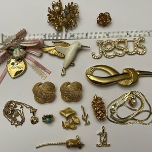 Elegant Vintage Gold Jewelry Women Men’s Brooches, Pendant, Necklace Earrings